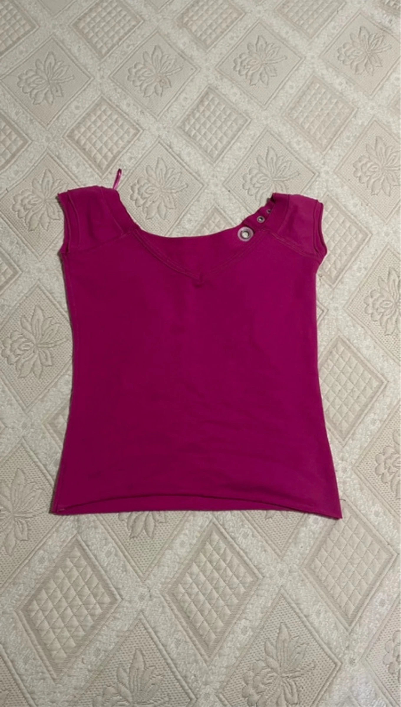 Camiseta Fucsia Stradivarius / Magenta con Escote Amplio y Detalles Metálicos